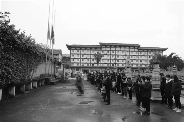 福建佛教界默哀诵经降半旗 深切悼念抗击新冠肺炎疫情斗争牺牲烈士和逝者同胞